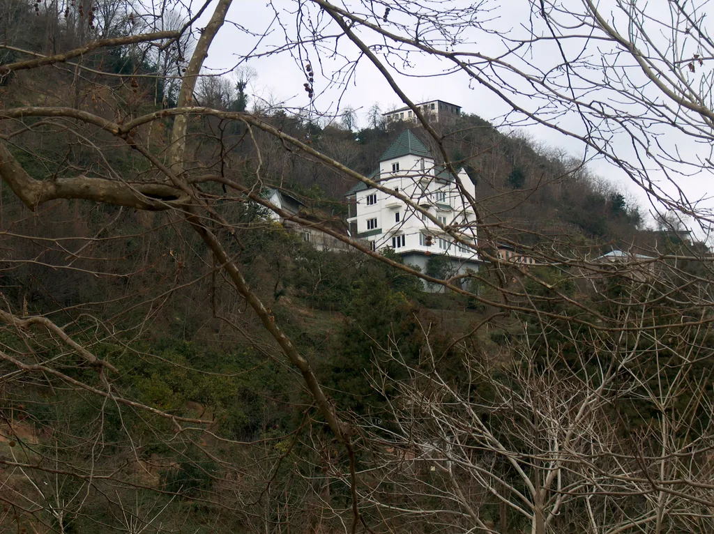 Белый дом в горах Ортабатуми