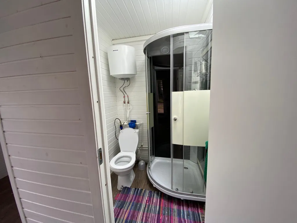 Милый домик у озера с баней