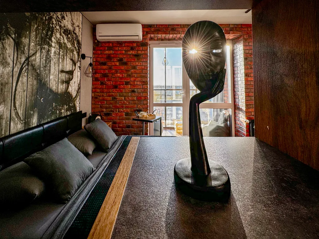 Брутальная студия в стиле лофт, панорамный вид