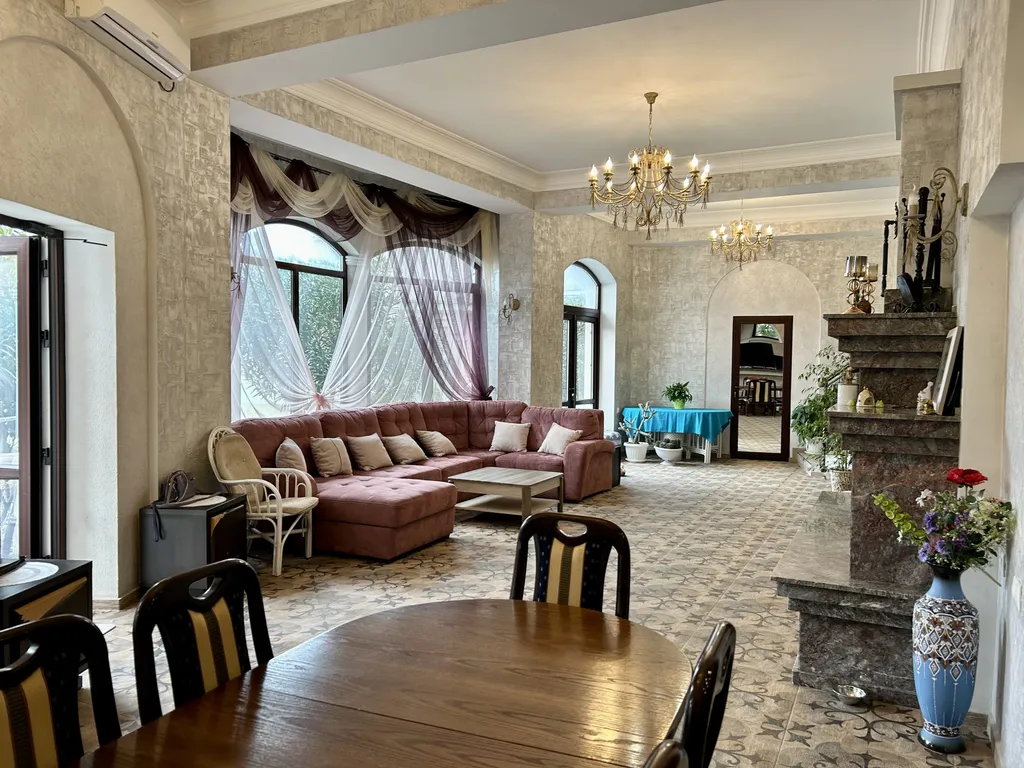 Вилла с бассейном и сауной в центре Ялты