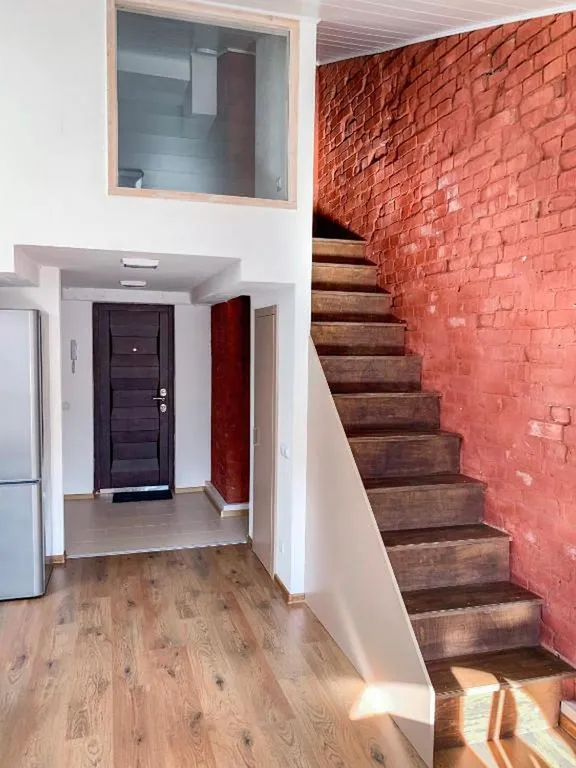 Двухуровневые апартаменты с круглым окном