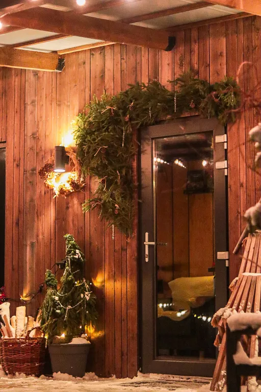 Эстетичный мини-домик с горячими ваннами и купелью