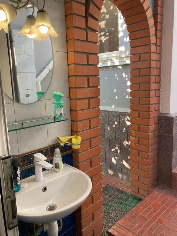 Отдельный дом в центре с двориком и паркоместом