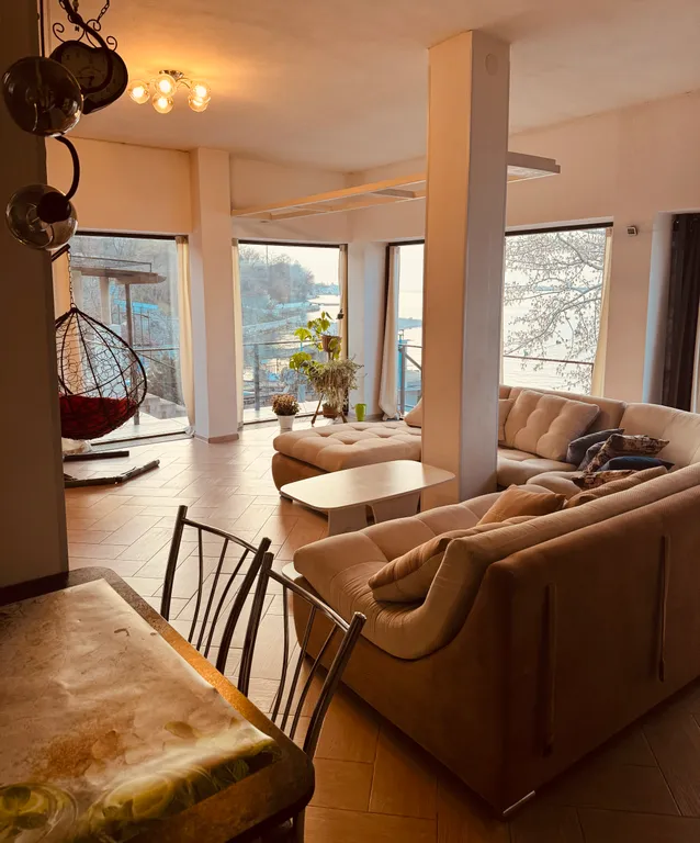 Большая студия с видом на море с панорамными окнами