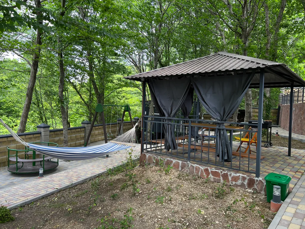 Домик в лесу с верандой и видом на море