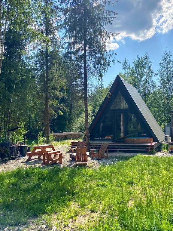 Дом A-frame с купелью, баней и бассейном в сосновом лесу
