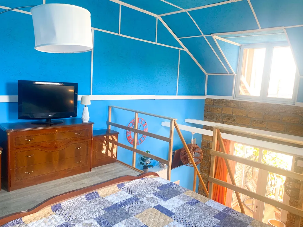 Дом с подогреваем бассейном, зоной отдыха в самом центре Новороссийска