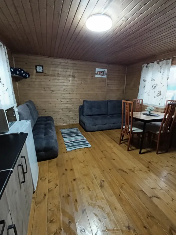 Дом на берегу пруда для четырёх человек