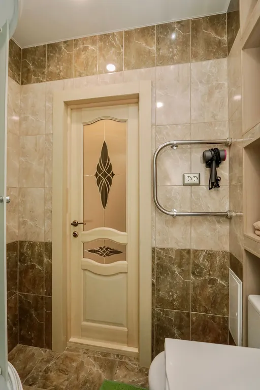 Очень прocторнaя кваpтира c бaлкoнoм