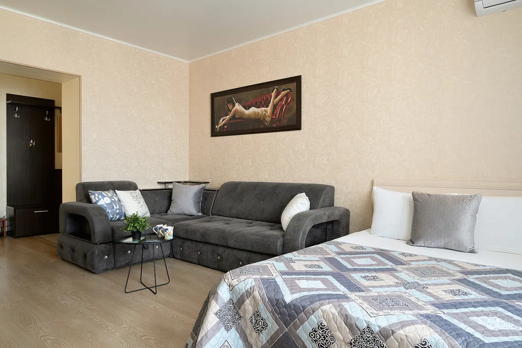 Современная двухкомнатная квартира с изолированными комнатами в центре