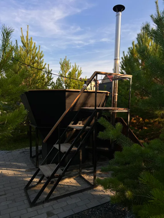 Панорамный дом с баней на дровах и чаном в окружении ёлок