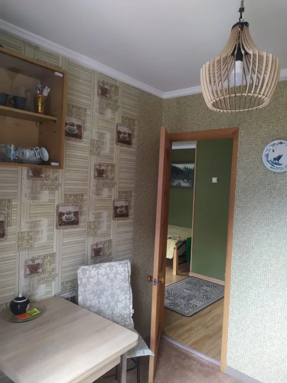 Панорамный вид из окон на горы и ущелья