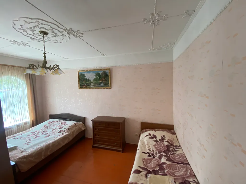 Дом с большим подогреваемым бассейнои, и уютной банькой