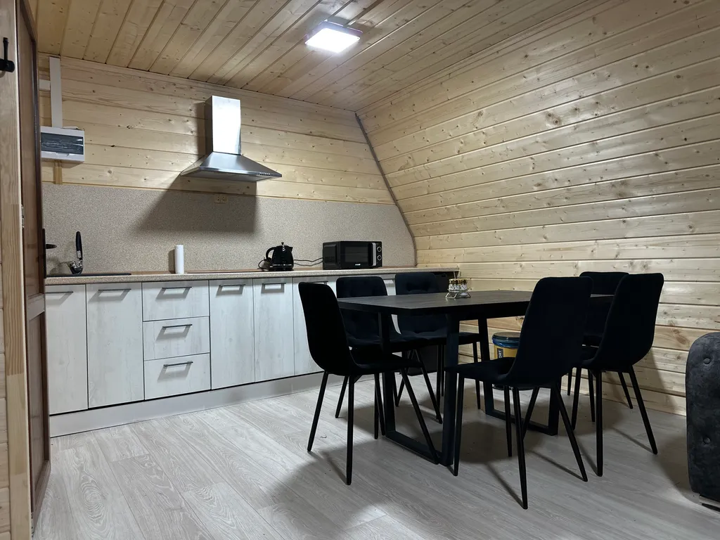 А-фрейм с видом на горы и лес