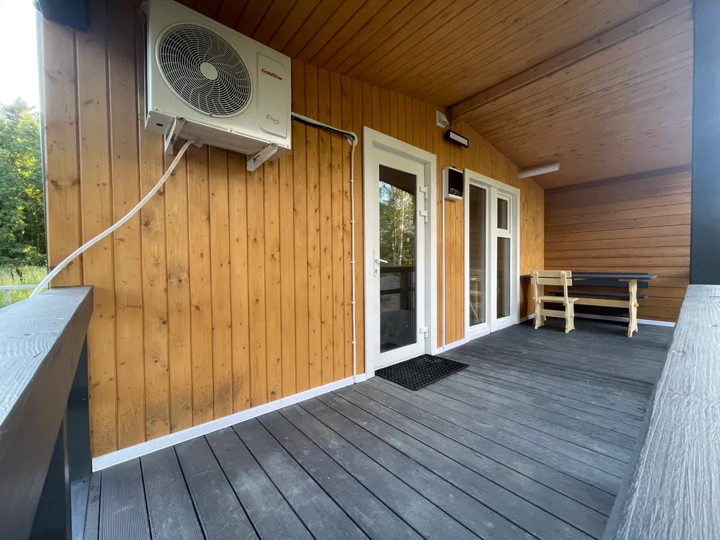 Уютный домик в тихом месте рядом с водой