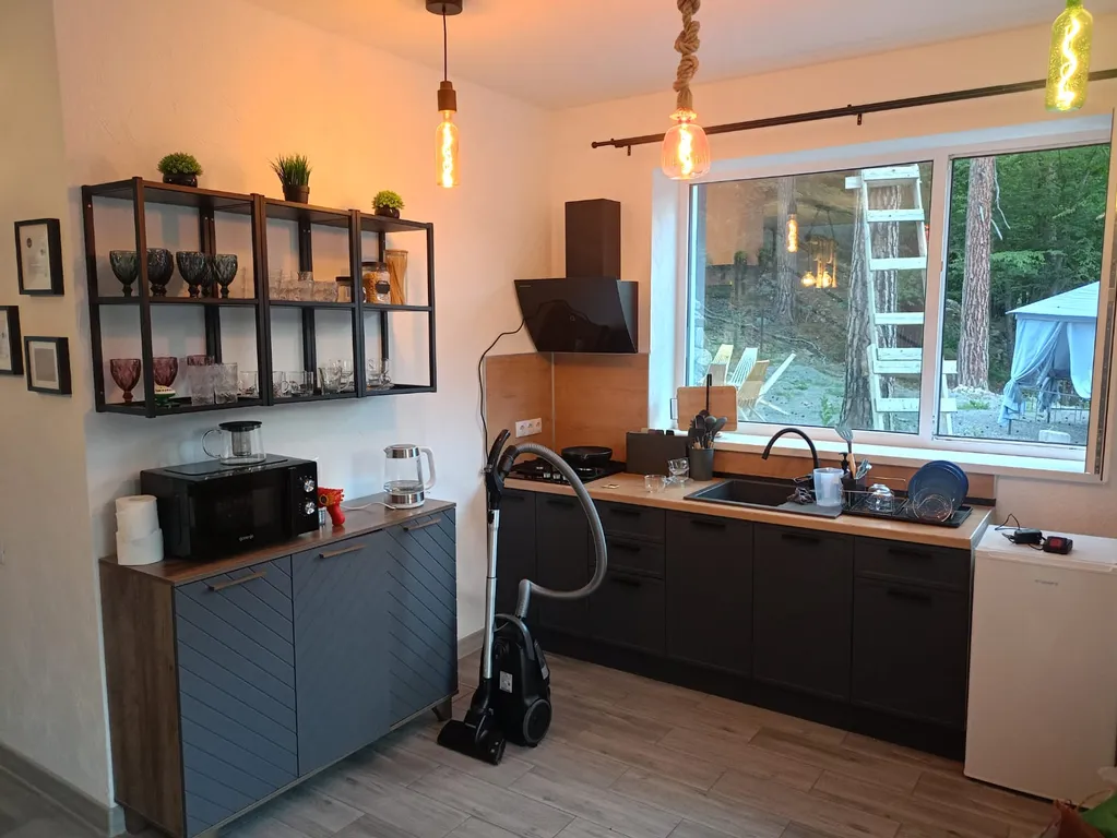 Уютный дом в лесу