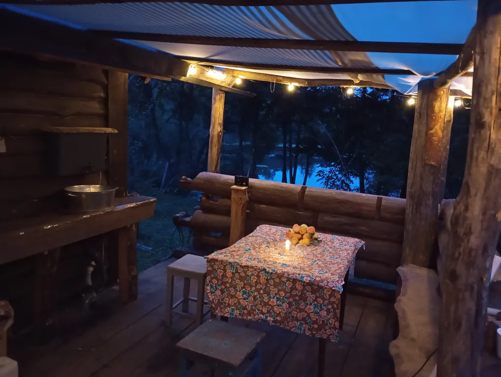 Изба с уютом детства, деревенский дом с баней и русским бытом