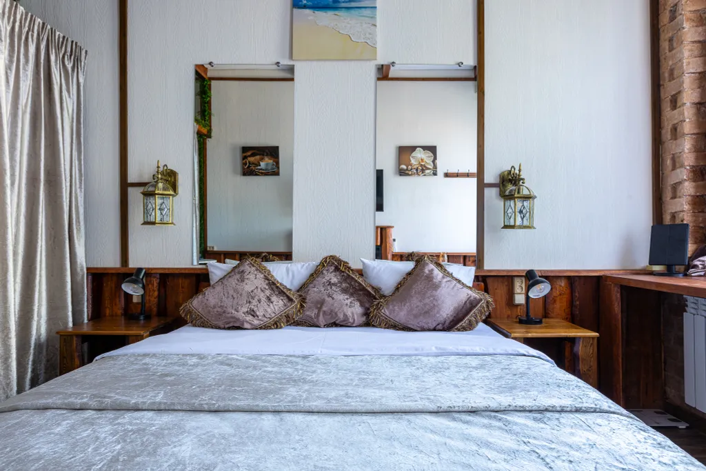 Романтическая студия с камином и балконом в старинном особняке