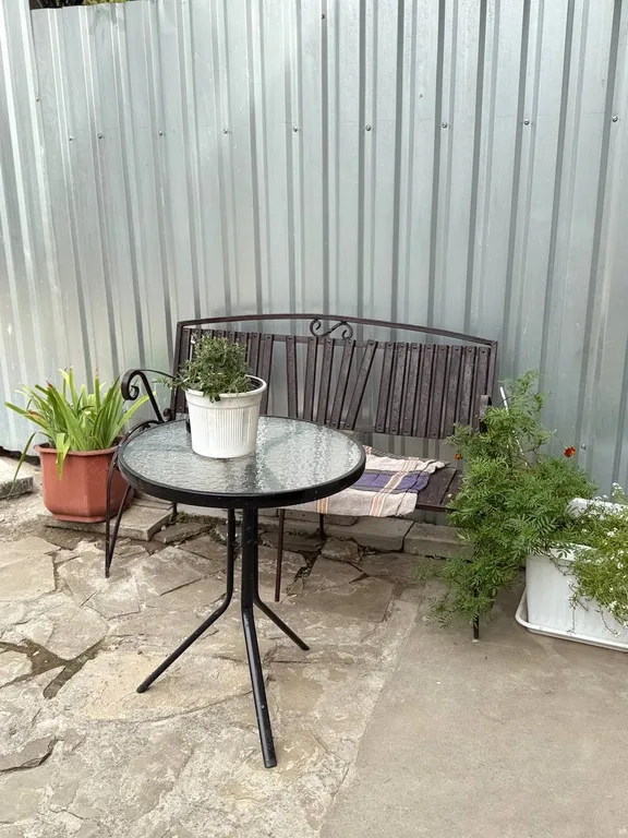 Уютная комната в частном доме со своим двором