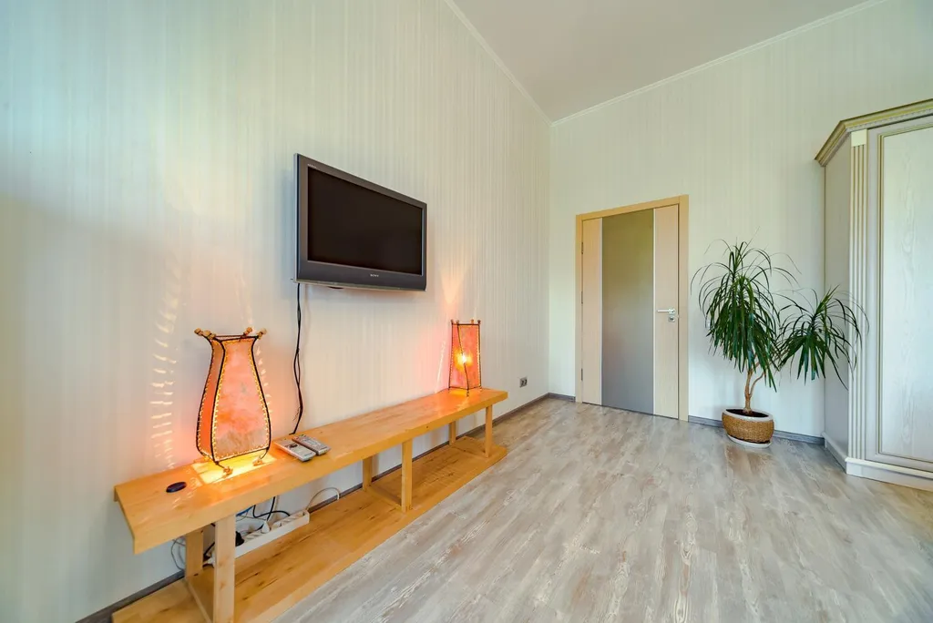 В центре, с видом на Адмиралтейский канал и "Новую Голландию"