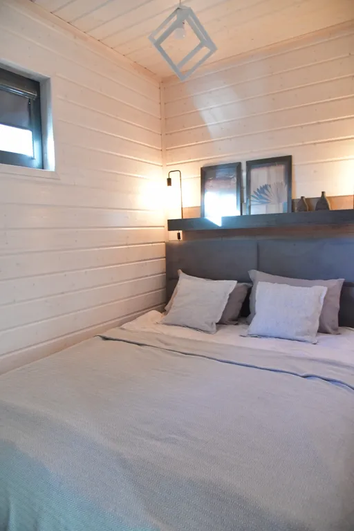 Дом на семью или компанию в лесу у большой воды