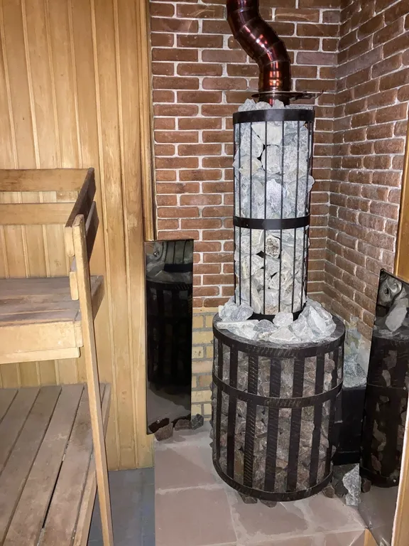 Дом в два этажа с двумя спальнями и гостиной, летний бассейн, баня