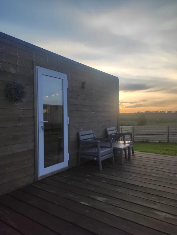 Уютный сканди домик с видом на озеро, баня, чан