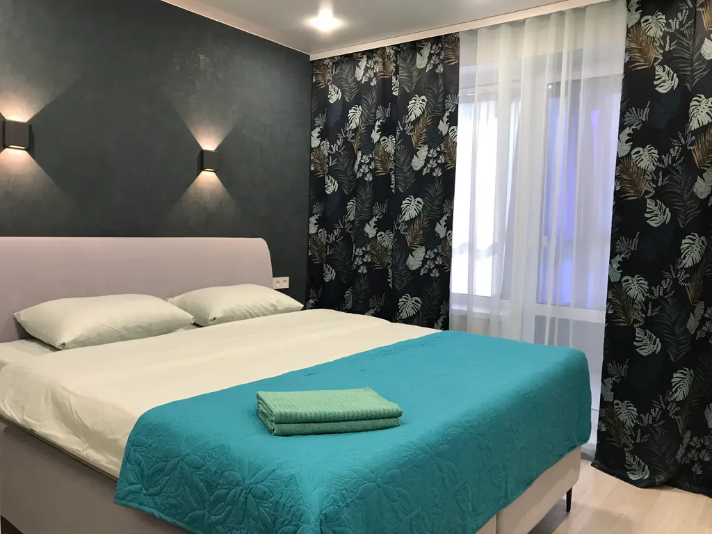 Уютная новая квартира с большой кроватью