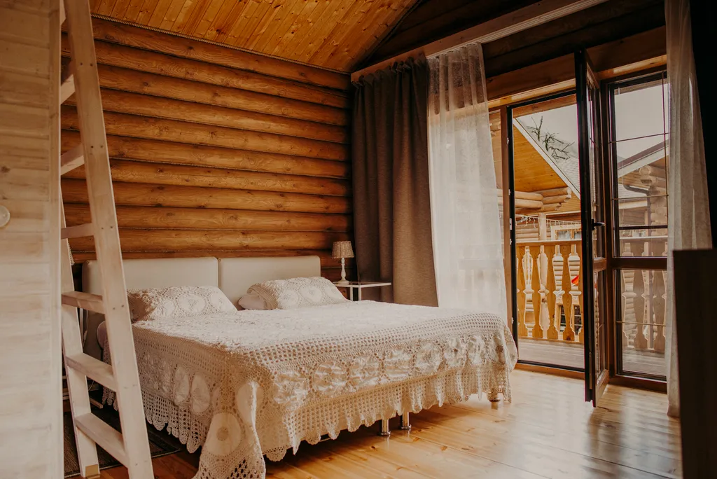 Дом напротив подъемника курорта Красная поляна с видом на горы