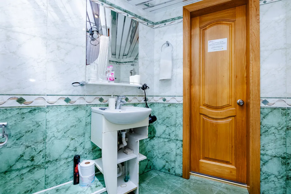 Жилая комната в 3-комнатной квартире с общим санузлом и кухней