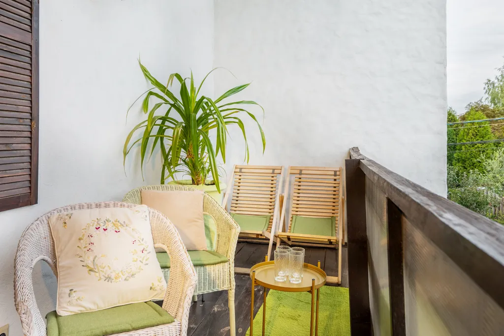 Белый коттедж с баней и бассейном рядом с озером