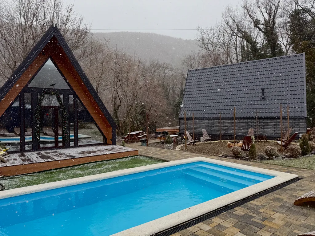 Коттедж А-фрейм коттедж Лимон с бассейном — Прасковеевка