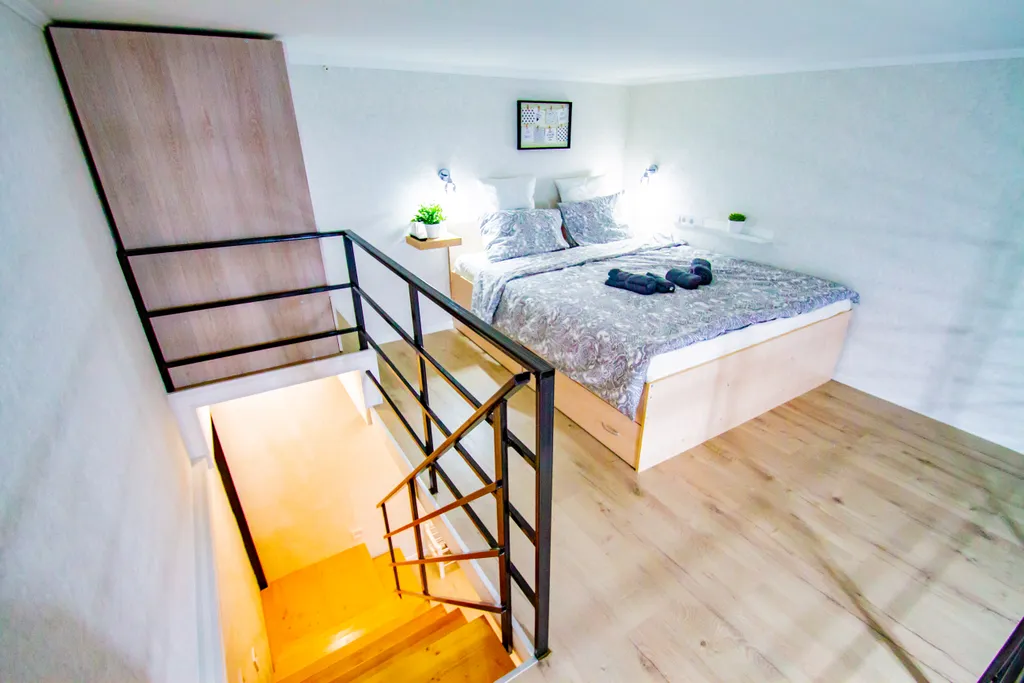 Двухъярусная студия с дизайнерским ремонтом