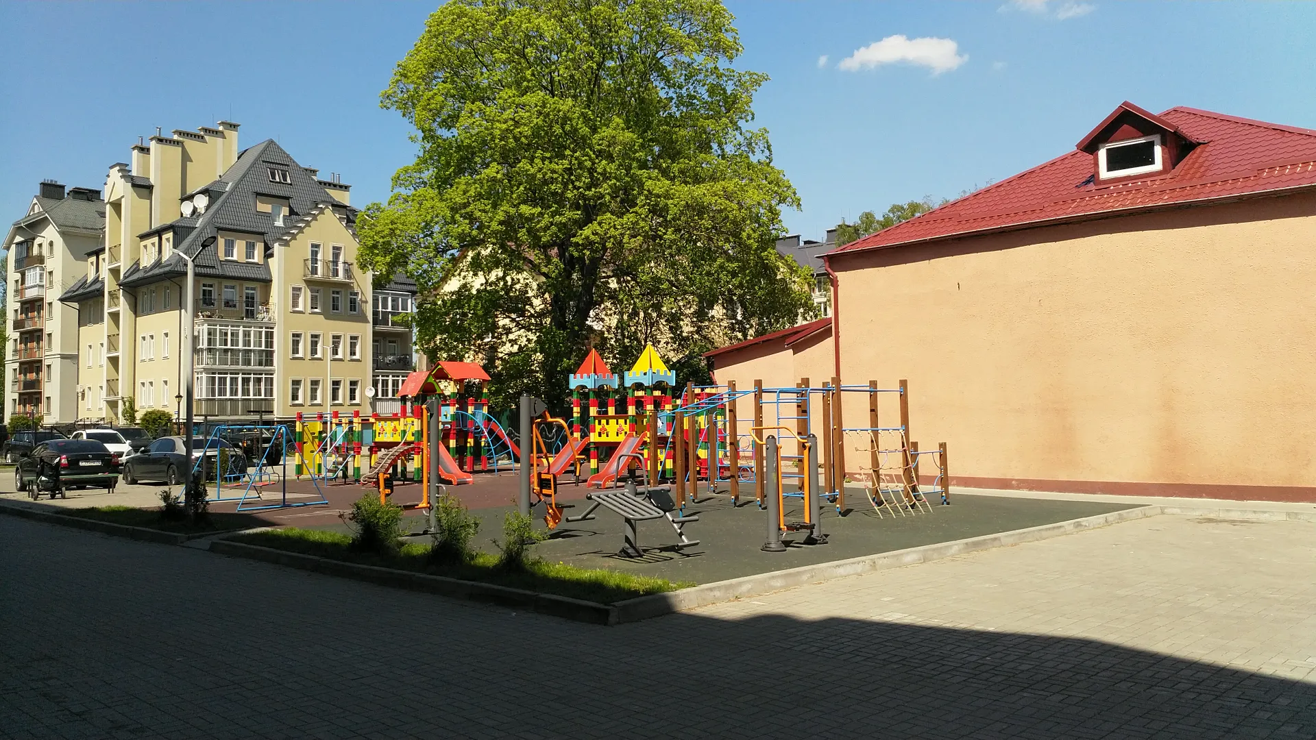 Детская площадка во дворе. территория огорожена