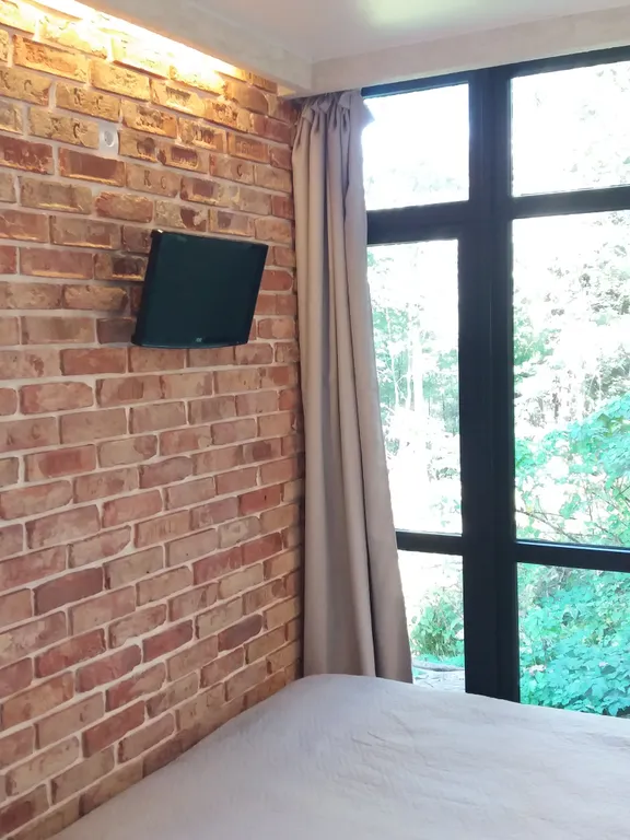 Дом на склоне холма у реки