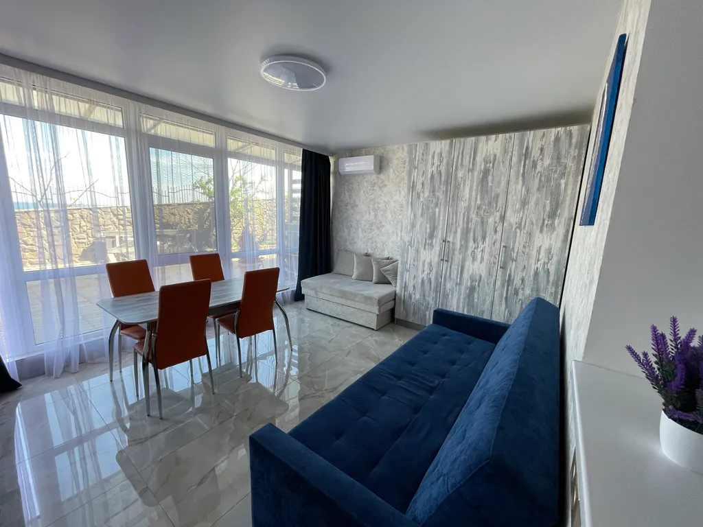 Квартира Семейный трехкомнатный номер на первом этаже с видом на море — аренда посуточно в Орджоникидзе