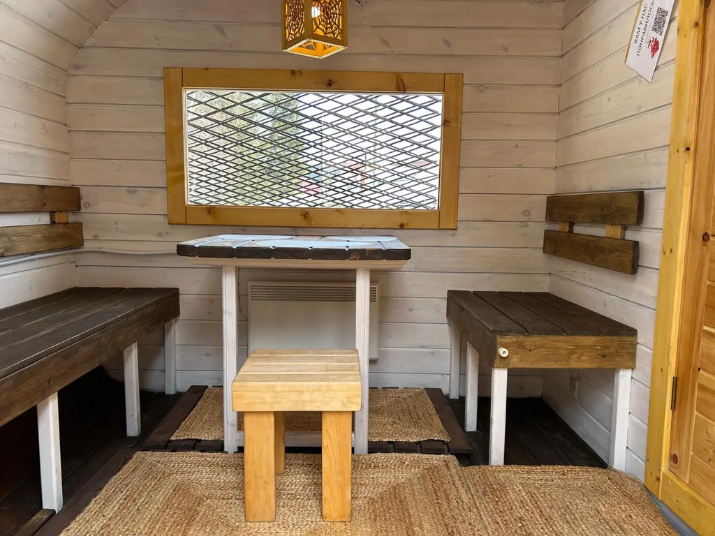 Коттедж в деревнем хвойном лесу