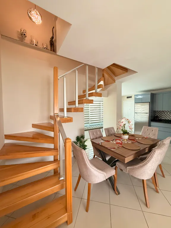 Двухуровневые апартаменты с видом на море и горы