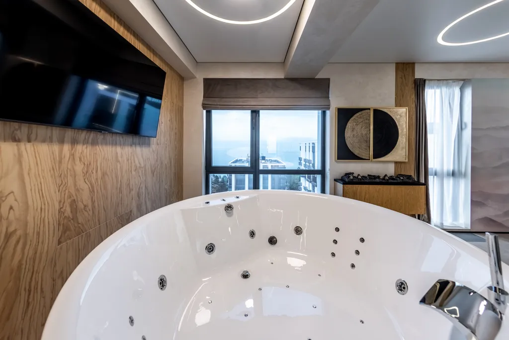 Большая романтическая студия с джакузи и видом на море в ЖК Моравия