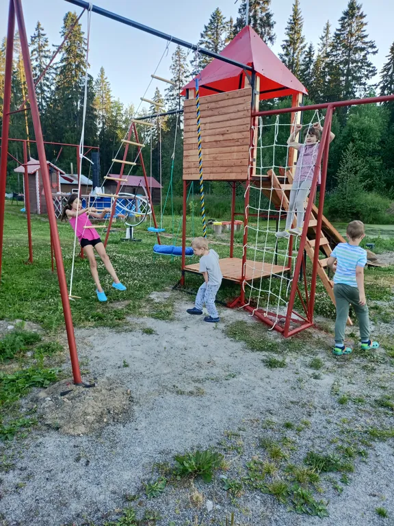 Домик у пруда