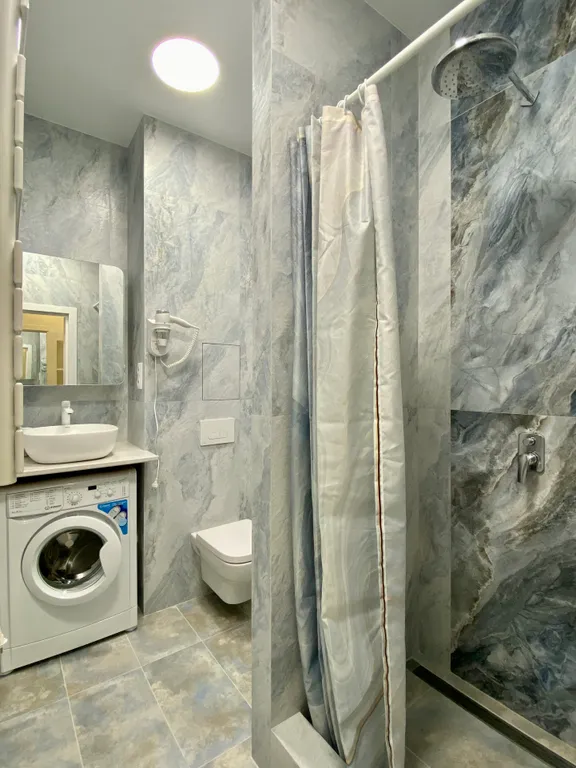 Евротрехкомнатный апартамент с балконом на первой линии