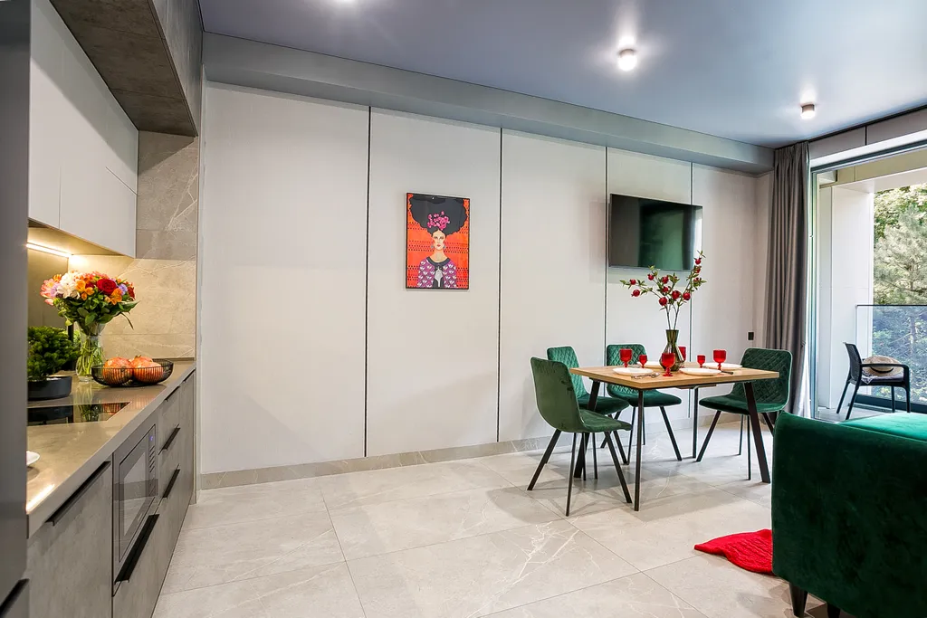 Гранатовый. На большую семью, вид на лес