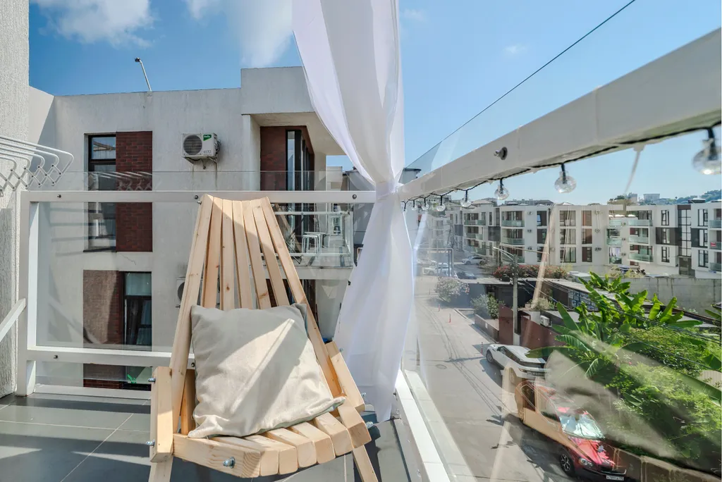 Студия с балконом и подогреваемым бассейном на территории ЖК в центре