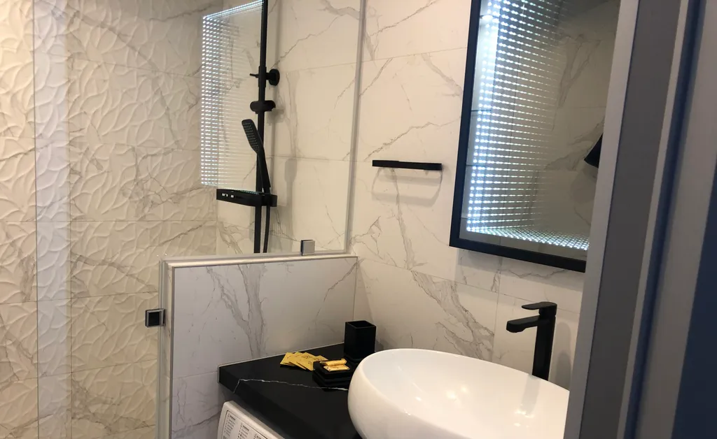 Стильная студия с ванной у панорамного окна и видом на горы