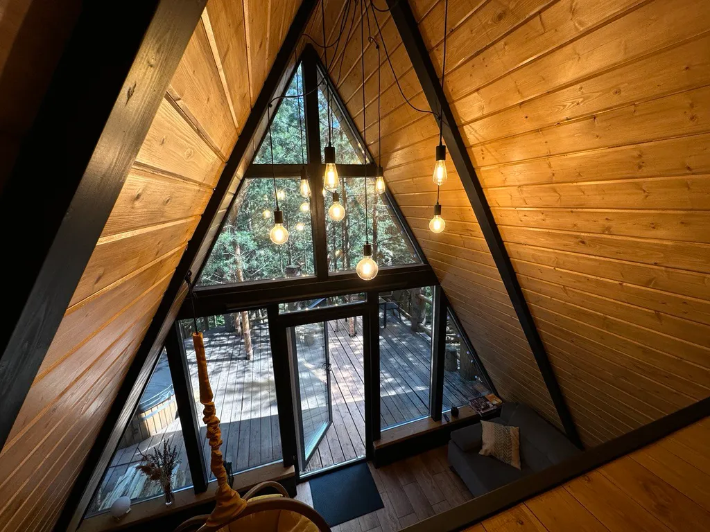 Хижина - треугольный дом в лесу