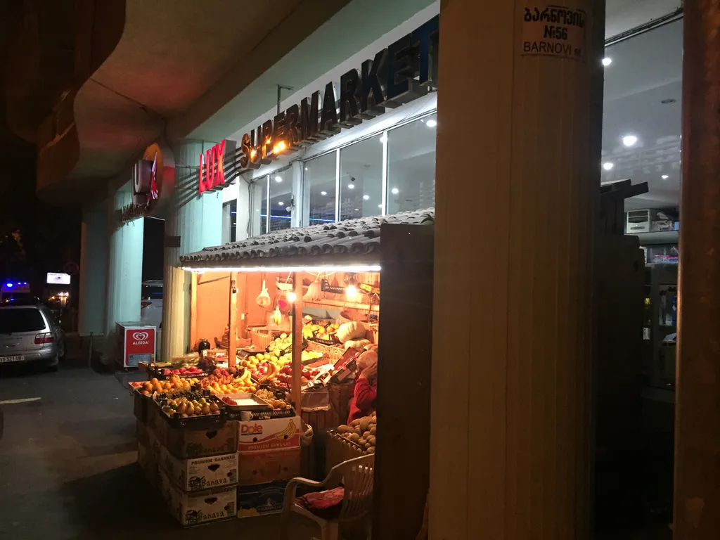 Трехкомнатная квартира с верандой в центре города