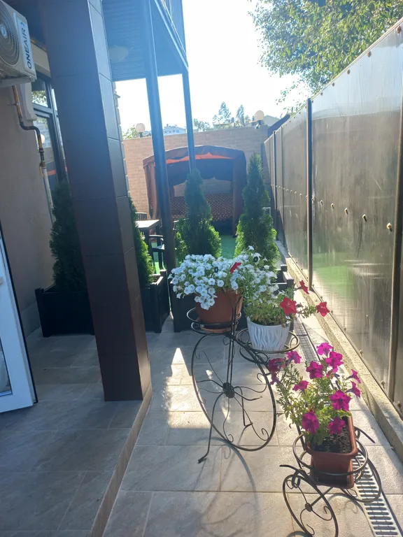 Шикарная квартира со своим двориком и качелью