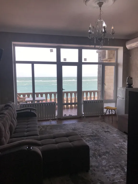 Квартира с видом на море, на берегу моря