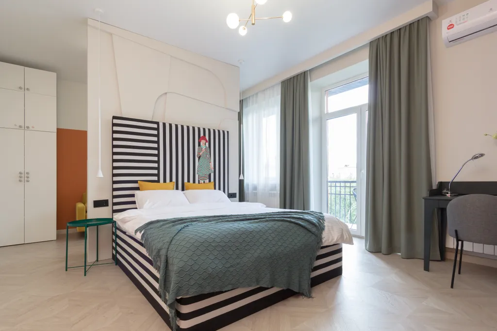 Величественная сталинка на набережной вокруг достопримечательностей