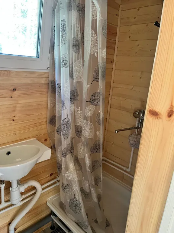 Домик с чаном в лесу